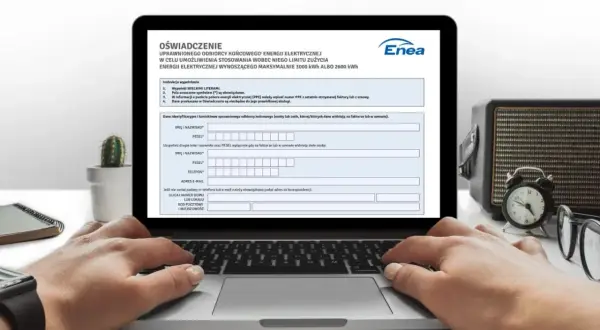 Laptop z otwartym formularzem "Oświadczenie" i rękami użytkownika wpisującymi dane.